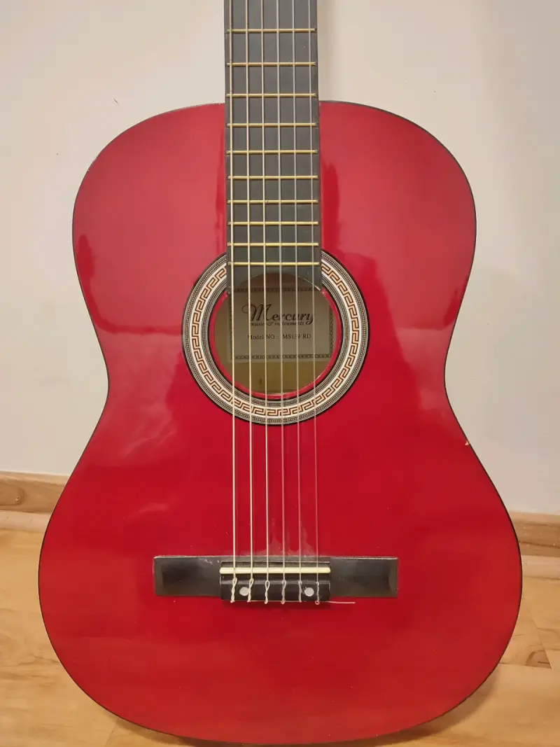 Guitarra clásica roja Mercury con funda - 3