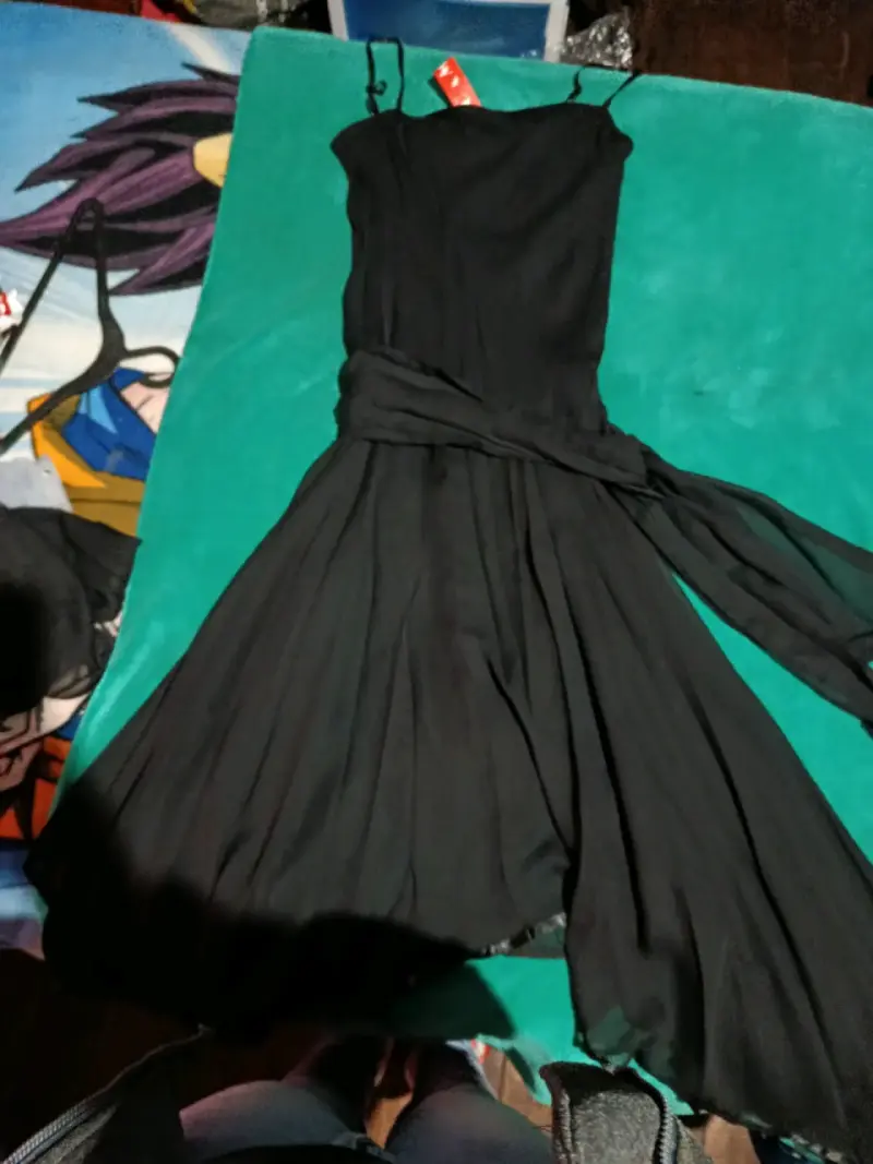 Vestido negro elegante con tirantes - 1