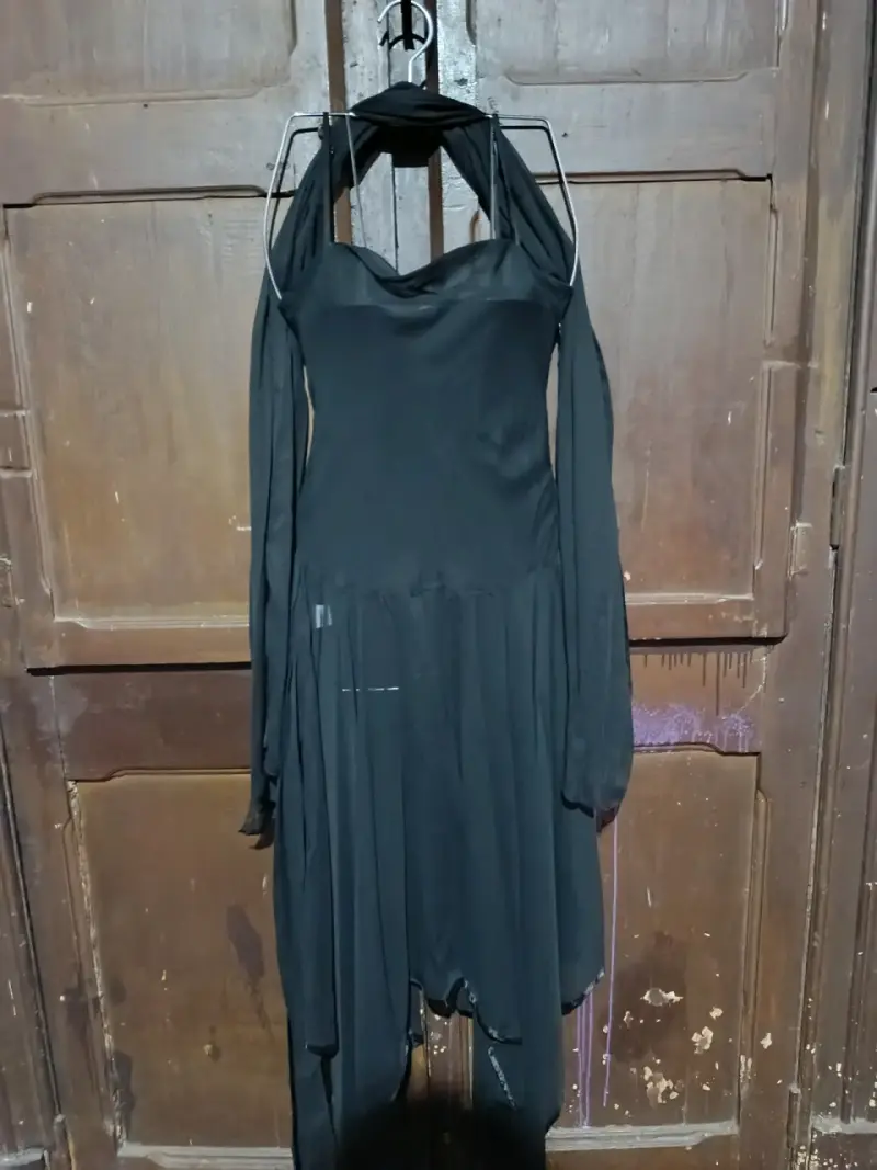 Vestido negro elegante con tirantes - 2