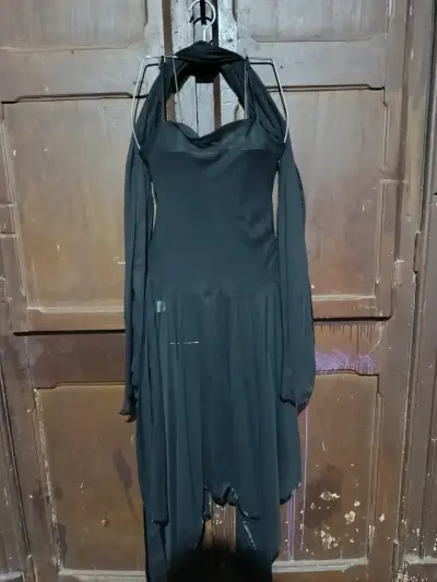 Vestido negro elegante con tirantes - miniatura 2