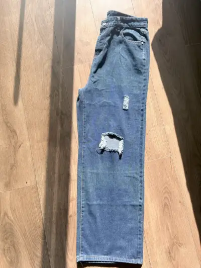 Jeans de mezclilla desgastados para mujer - miniatura 1