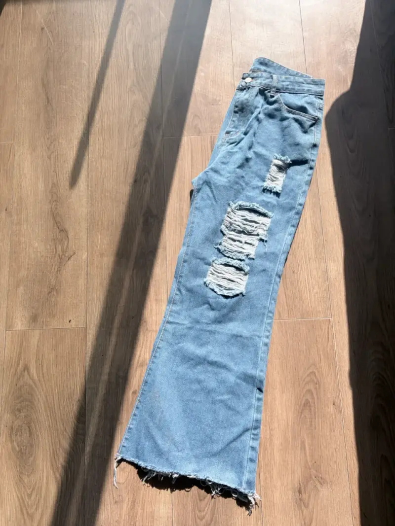 Jeans de mezclilla desgastados para mujer - 2