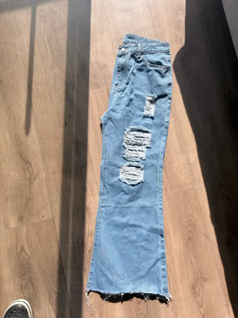 Jeans de mezclilla desgastados para mujer - 3
