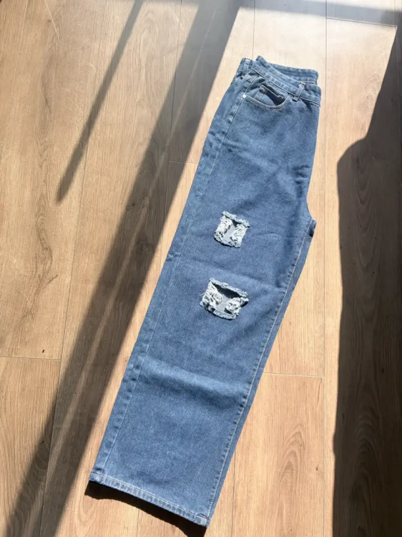 Jeans de mezclilla desgastados para mujer - 4