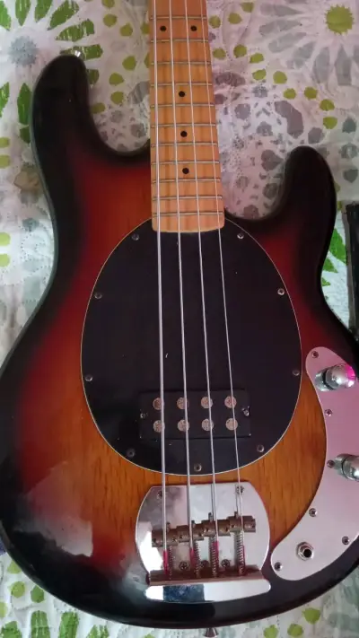 Bajo eléctrico con funda y acabado sunburst - miniatura 1