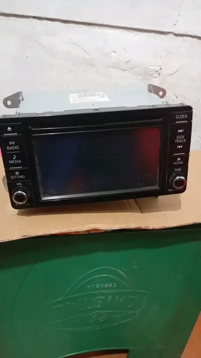 Radio de auto con pantalla táctil y controles - miniatura 1