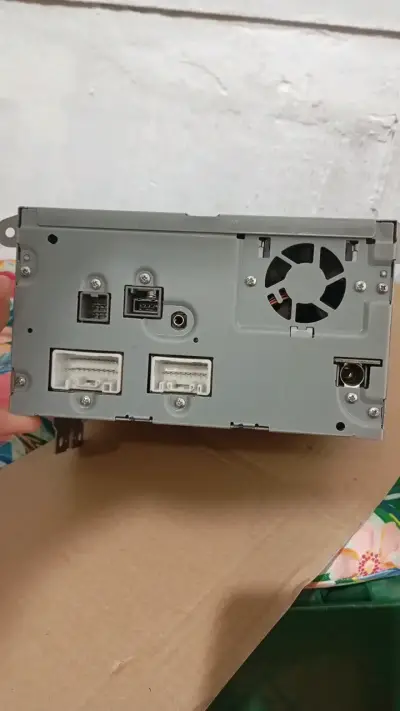Radio de auto con pantalla táctil y controles - miniatura 3