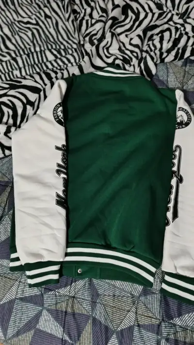 Chaqueta estilo varsity verde y blanca - miniatura 1