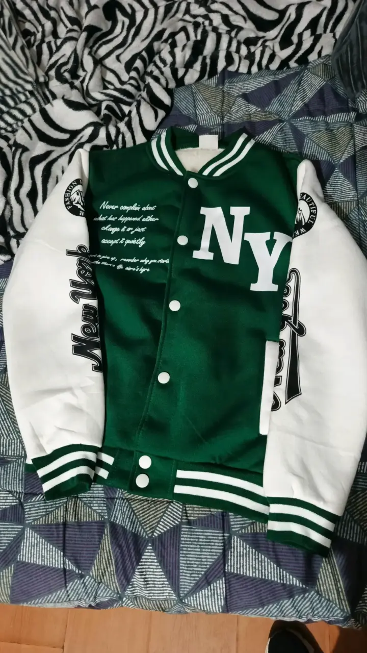 Chaqueta estilo varsity verde y blanca - 2
