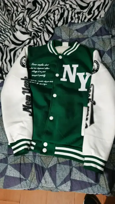 Chaqueta estilo varsity verde y blanca - miniatura 2