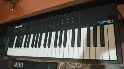 Controlador MIDI Alesis VI49 con 49 teclas - miniatura 1