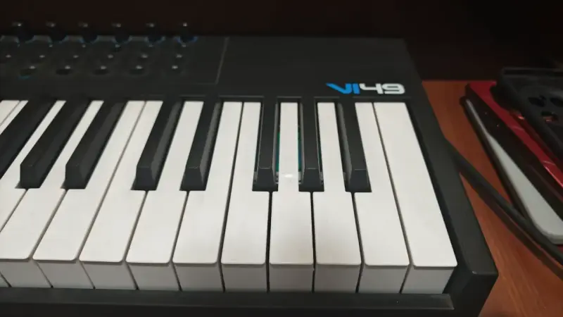 Controlador MIDI Alesis VI49 con 49 teclas - 3