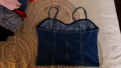 Top de mezclilla azul con tirantes - miniatura 2