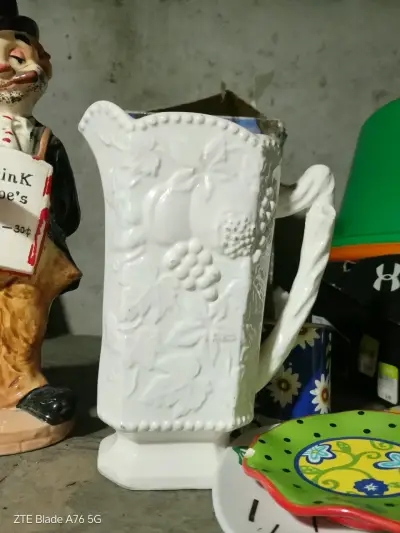 Jarra Decorativa de Cerámica Blanca con Relieves - miniatura 1