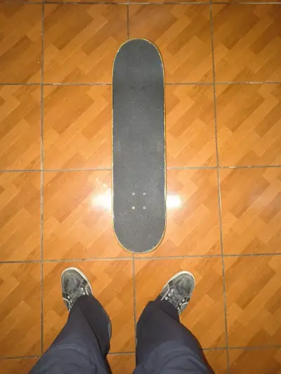 Skateboard con diseño gráfico vibrante - miniatura 1