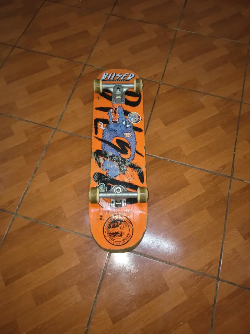 Skateboard con diseño gráfico vibrante - 2