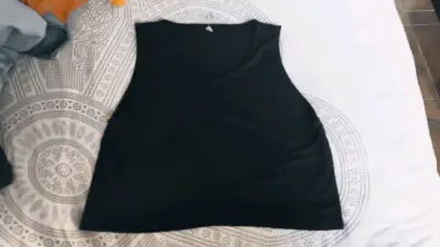 Polera sin mangas negra para mujer - miniatura 1