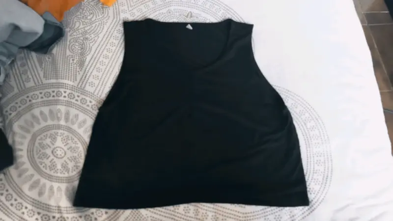 Polera sin mangas negra para mujer - 2