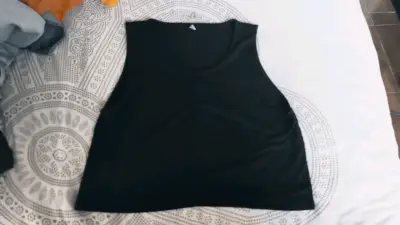 Polera sin mangas negra para mujer - miniatura 2