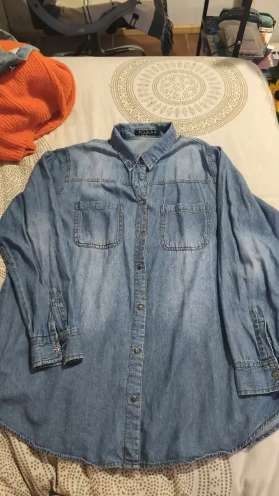 Camisa de mezclilla azul para mujer - miniatura 1