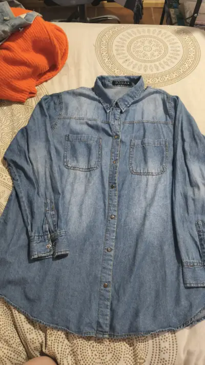 Camisa de mezclilla azul para mujer - miniatura 2