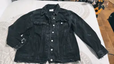 Chaqueta de mezclilla negra desgastada - miniatura 1