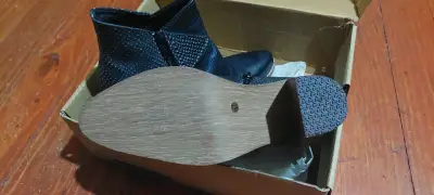 Botines de cuero negro con diseño texturizado - miniatura 1