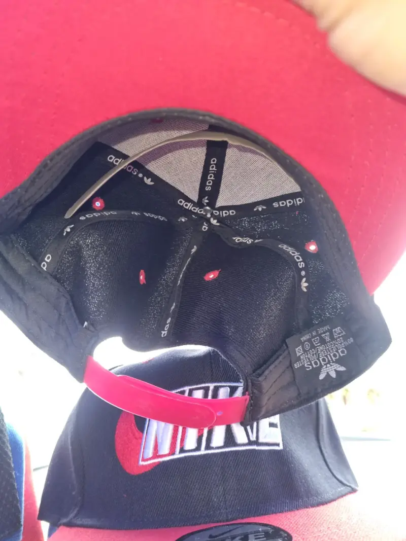 Gorra Snapback Negra Nike Logo Rojo - 1