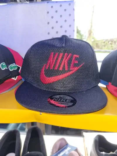 Gorra Snapback Negra Nike Logo Rojo - miniatura 2