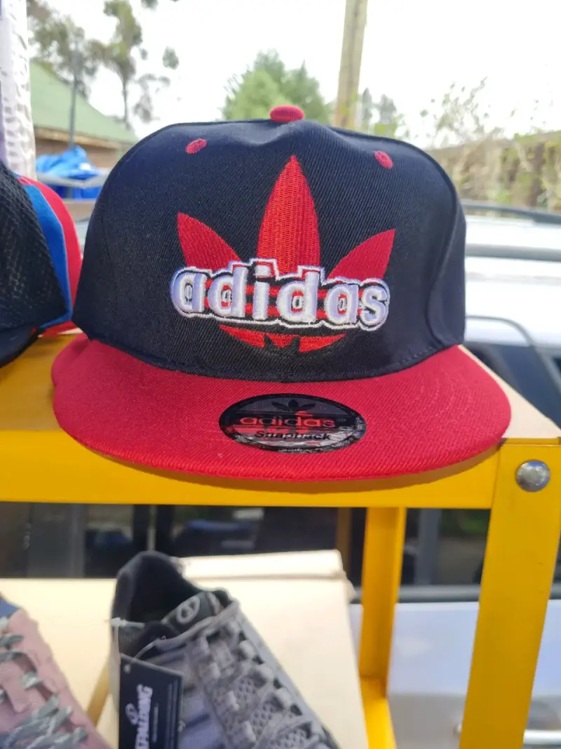 Gorra Snapback Negra Nike Logo Rojo - 5