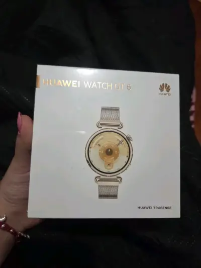 Huawei Watch GT 6 con correa metálica dorada - miniatura 1