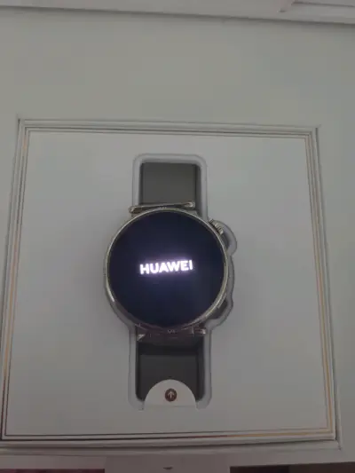 Huawei Watch GT 6 con correa metálica dorada - miniatura 2