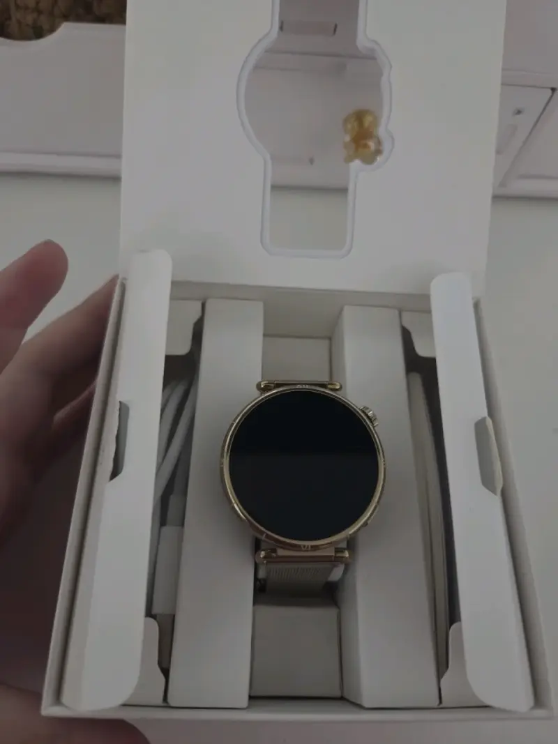 Huawei Watch GT 6 con correa metálica dorada - 3