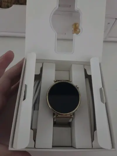 Huawei Watch GT 6 con correa metálica dorada - miniatura 3