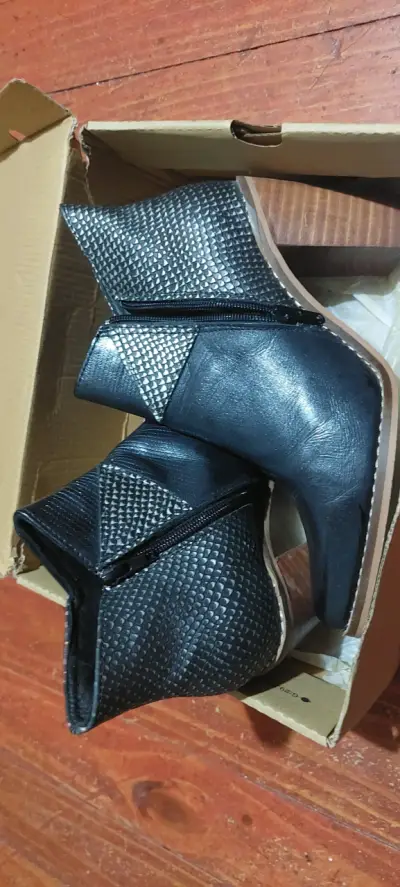 Botines de cuero negro con textura - miniatura 1