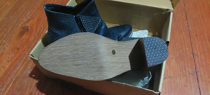 Botines de cuero negro con textura - 2