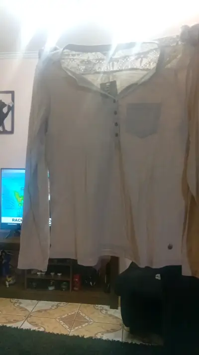 Blusa de mujer con encaje y bolsillo - miniatura 1
