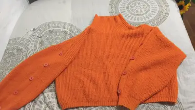 Suéter naranja de punto con botones - miniatura 1