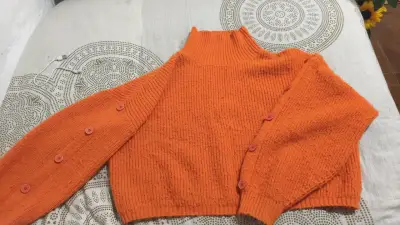Suéter naranja de punto con botones - miniatura 2