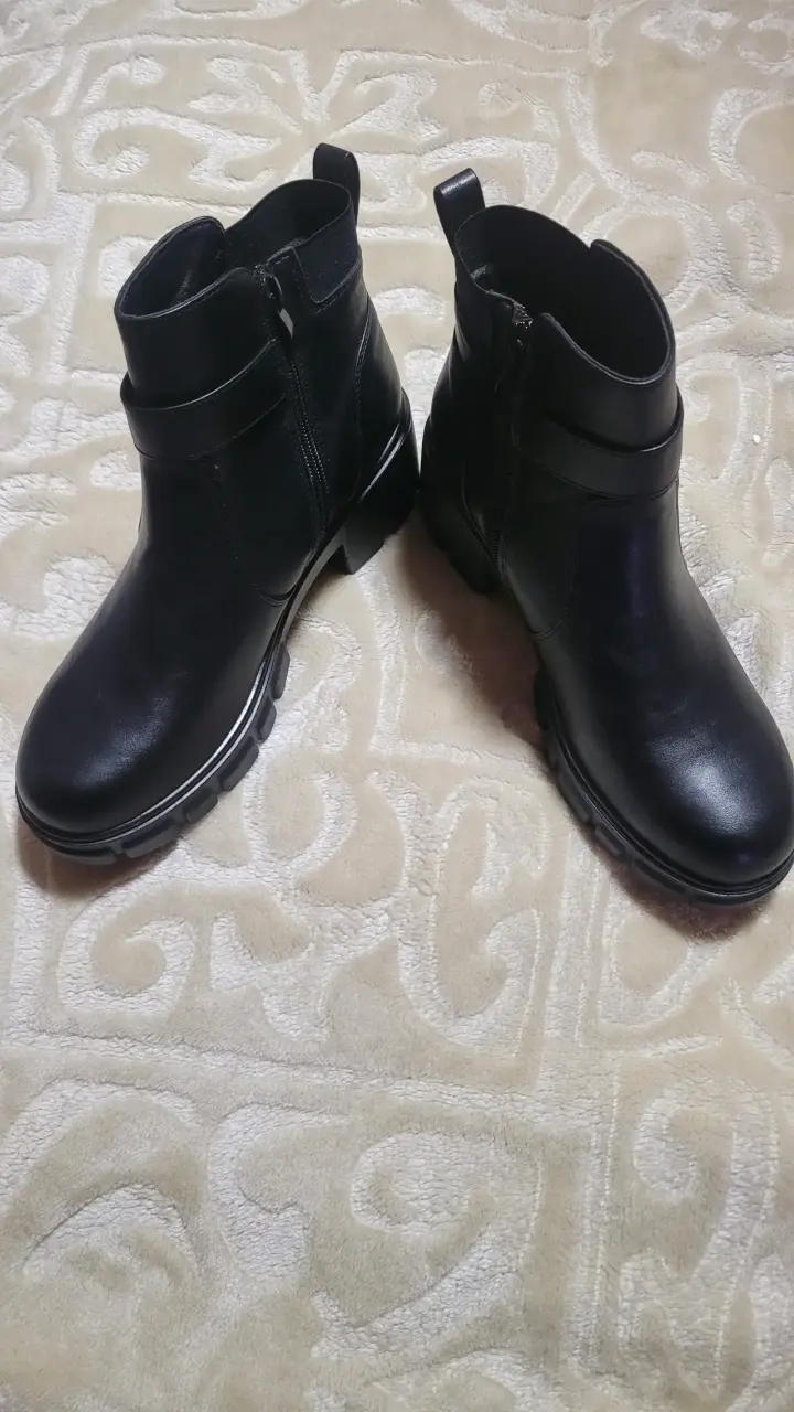 Botines negros de cuero con hebilla - 1