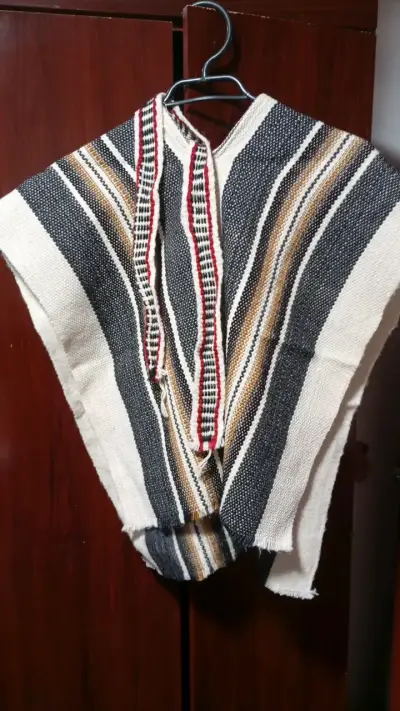 Poncho artesanal de lana con diseño a rayas - miniatura 1