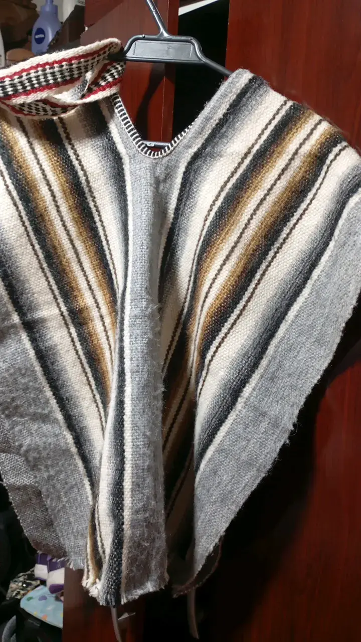 Poncho artesanal de lana con diseño a rayas - 2