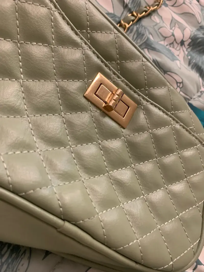 Cartera verde acolchada con cadena dorada - 2