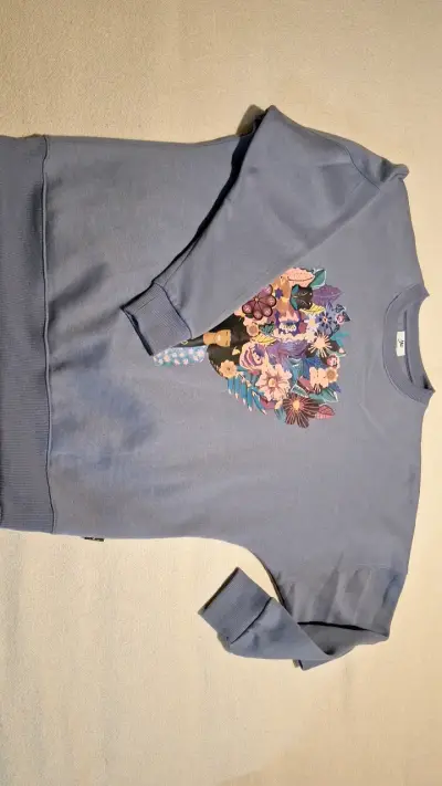Polerón lila con diseño floral - miniatura 1