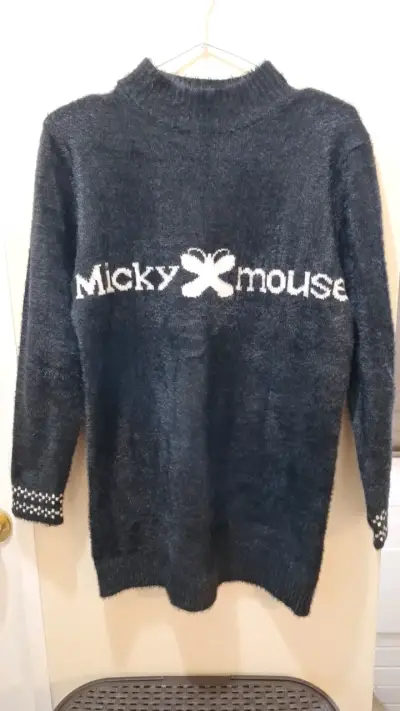 Suéter negro con diseño Micky Mouse - miniatura 1