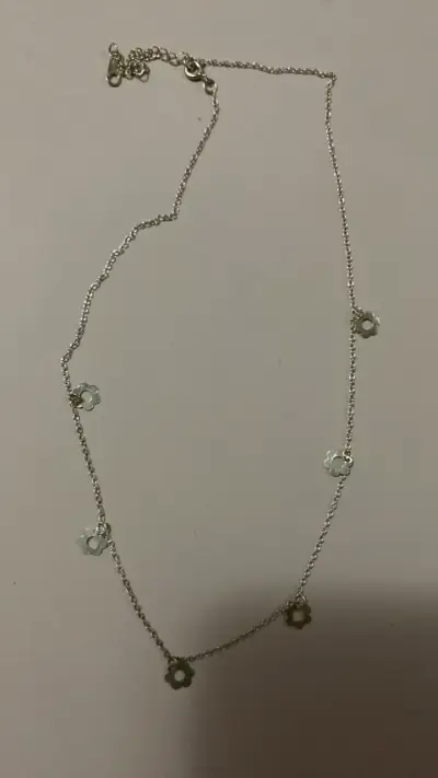 Collar de plata con dijes de flores - miniatura 1
