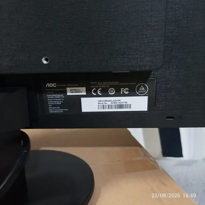 Monitores AOC de 24 pulgadas con cables - 2