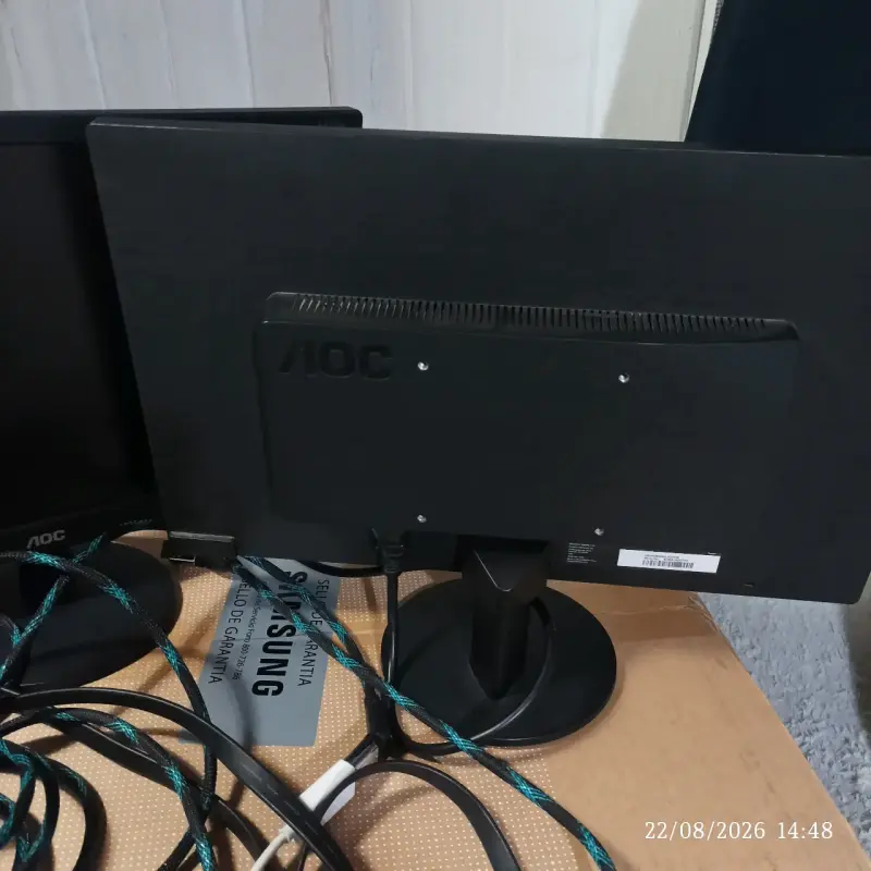 Monitores AOC de 24 pulgadas con cables - 3