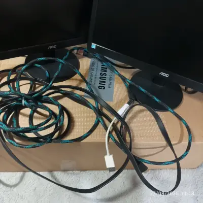 Monitores AOC de 24 pulgadas con cables - miniatura 4