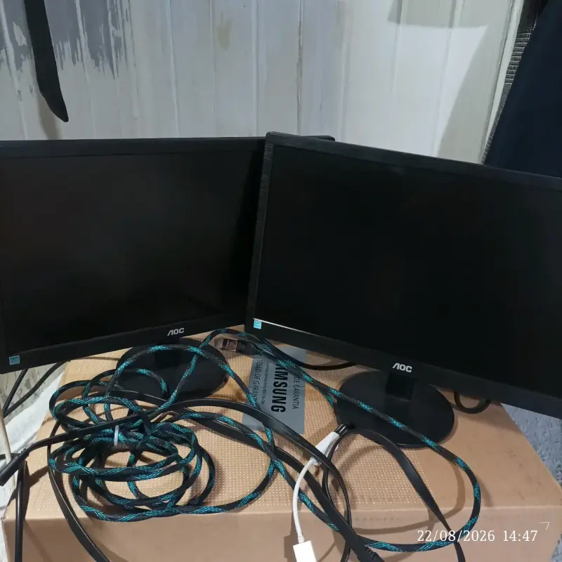 Monitores AOC de 24 pulgadas con cables - 5